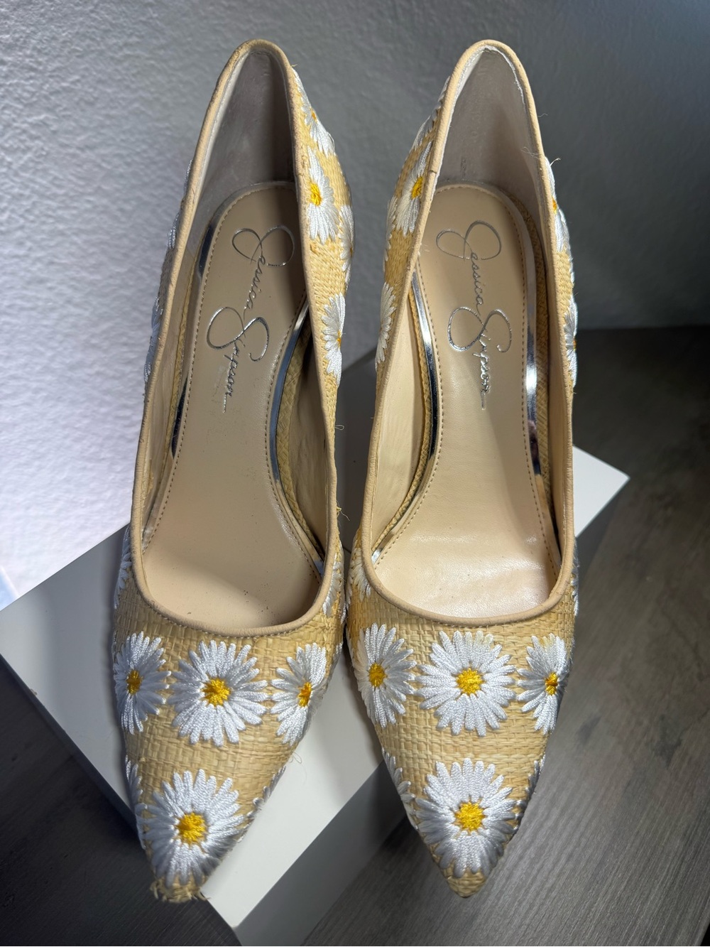 Jessica Simpson Cassini Daisy Embroidered Raffia Pointed Toe Heels NWOT 9.5 - Picture 3 of 5